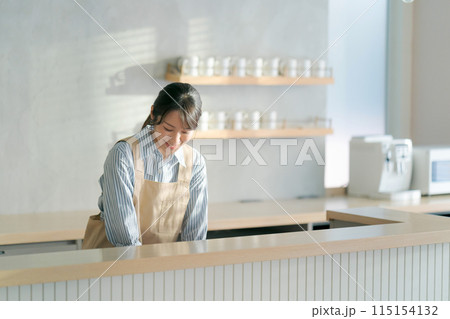 カフェで働く女性スタッフ 115154132