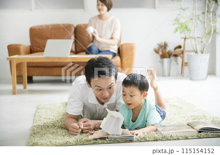 親子で読書　リビングルーム 115154152