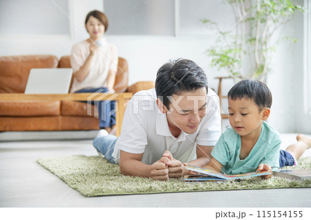 親子で読書 リビングルーム 親子で読書 リビングルーム 115154155