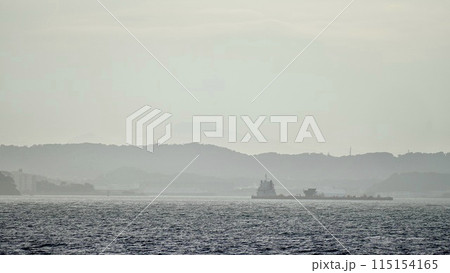 東京湾を航行する貨物船と三浦半島の風景 東京湾を航行する貨物船と三浦半島の風景 115154165