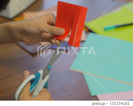 七夕飾り(提灯)を作る子供の手 七夕飾り(提灯)を作る子供の手 115154181