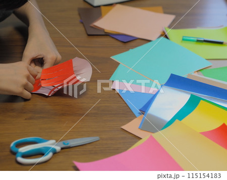 七夕飾り（提灯）を作る子供の手 115154183