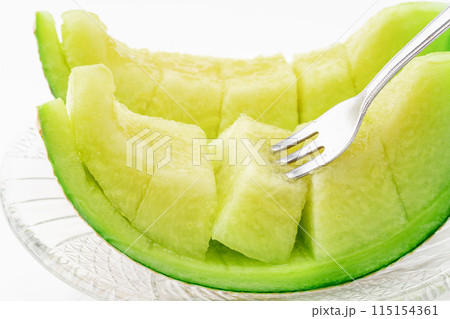 食べやすくカットしたメロンのクローズアップ 115154361