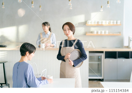 カフェで働く女性のポートレート カフェで働く女性のポートレート 115154384
