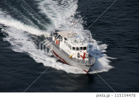 来島海峡大橋を疾走する汎用巡視艇 115154478