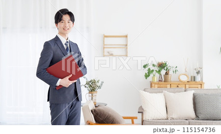 不動産の案内をするビジネスマン 115154736