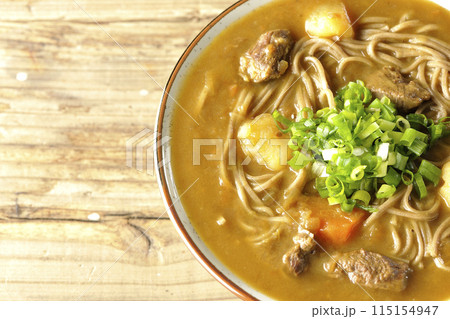 万能葱たっぷりのカレー蕎麦を俯瞰で撮影 万能葱たっぷりのカレー蕎麦を俯瞰で撮影 115154947