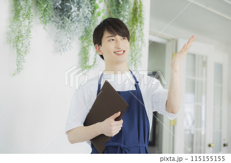 エプロンの男性スタッフ エプロンの男性スタッフ 115155155
