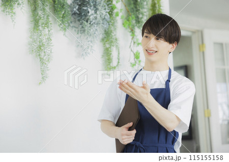 エプロンの男性スタッフ エプロンの男性スタッフ 115155158