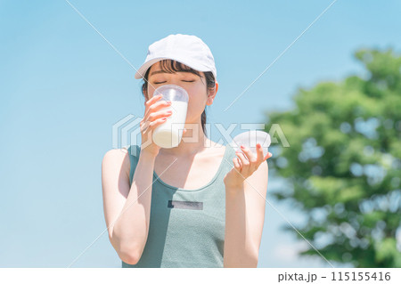 公園でトレーニングしながらプロテインを飲む女性 115155416