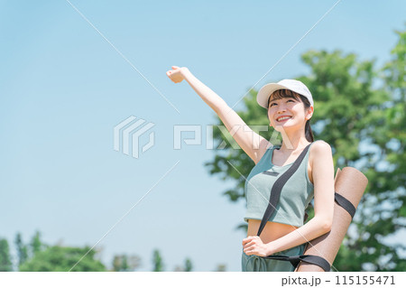 公園で運動するスポーツウェアのアジア人女性(UVケア・紫外線・美白・紫外線対策・日焼け止め) 公園で運動するスポーツウェアのアジア人女性(UVケア・紫外線・美白・紫外線対策・日焼け止め) 115155471