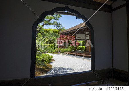 京都 大徳寺の塔頭寺院 興臨院の火灯窓から見る枯山水庭園 京都 大徳寺の塔頭寺院 興臨院の火灯窓から見る枯山水庭園 115155484