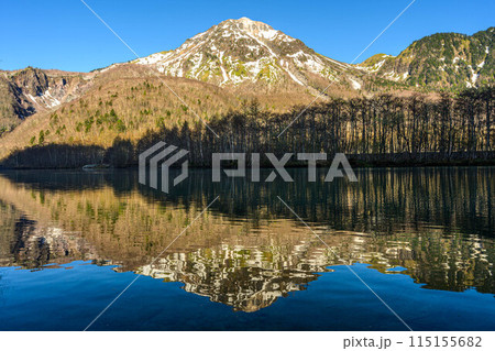 【上高地】焼岳を映す大正池_02 115155682