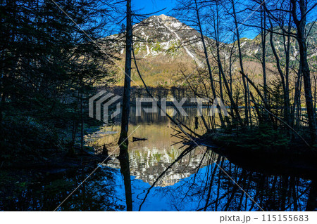 【上高地】焼岳を映す大正池_03 【上高地】焼岳を映す大正池_03 115155683