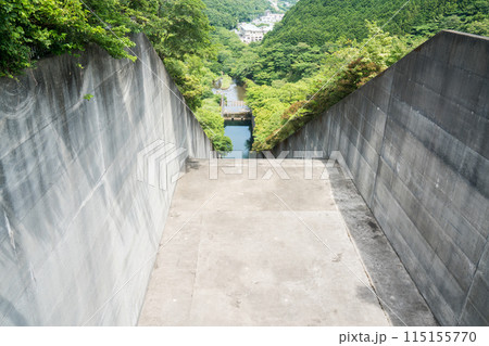 ロックフィルダムの洪水吐きの導流部 115155770