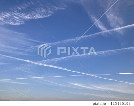 青空に伸びる沢山の飛行機雲 115156192