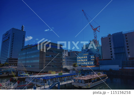 横浜市の港沿いのクレーン 横浜市の港沿いのクレーン 115156258