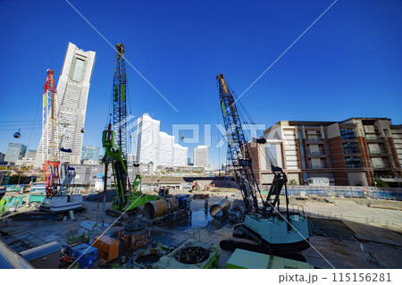 横浜市の工事現場のクレーン 横浜市の工事現場のクレーン 115156281