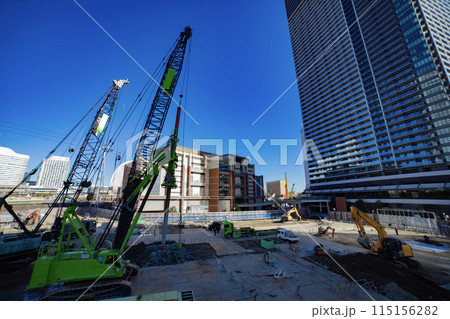 横浜市の工事現場のクレーン 横浜市の工事現場のクレーン 115156282
