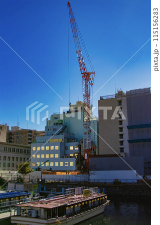 横浜市の工事現場のクレーン 横浜市の工事現場のクレーン 115156283