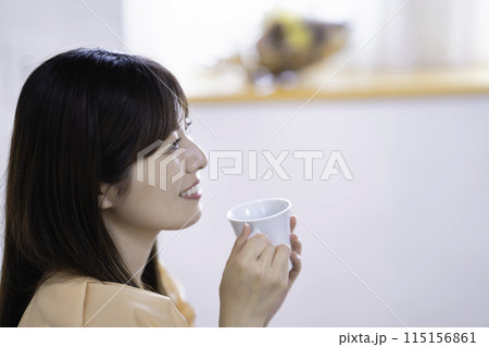 リビングでコーヒーを飲む女性 115156861