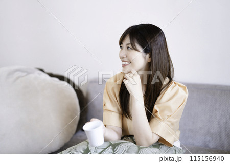 リビングでコーヒーを飲む女性 リビングでコーヒーを飲む女性 115156940