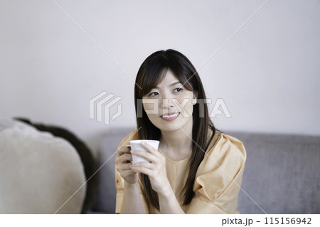 リビングでコーヒーを飲む女性 115156942