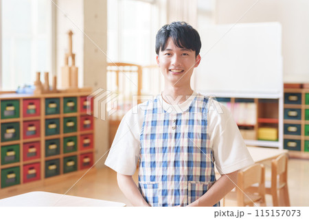 保育園で働く男性保育士 115157073