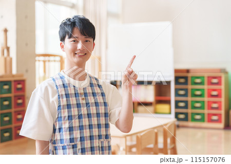 保育園で指差しする男性保育士 保育園で指差しする男性保育士 115157076