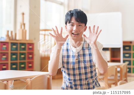 保育園で働く男性保育士 115157095