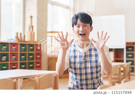 保育園で働く男性保育士 115157099