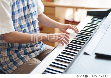 保育園でピアノを弾く男性保育士 115157112