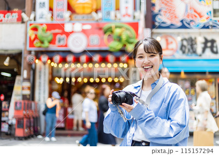 大阪の街を撮影するカメラ女子 115157294