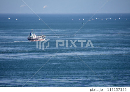 来島海峡から燧灘に抜ける貨物船 115157333