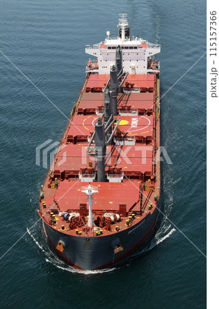 来島海峡大橋に向かってくる大型貨物船 115157366