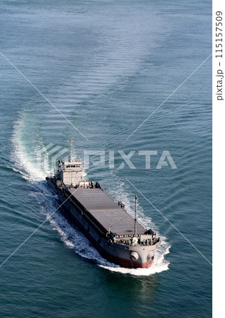 来島海峡大橋を通過するプッシャー・バージ 来島海峡大橋を通過するプッシャー・バージ 115157509