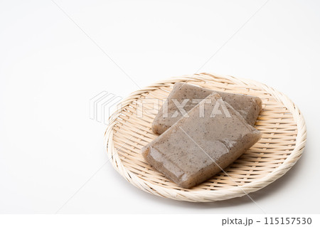 竹ざるの上のこんにゃく 竹ざるの上のこんにゃく 115157530