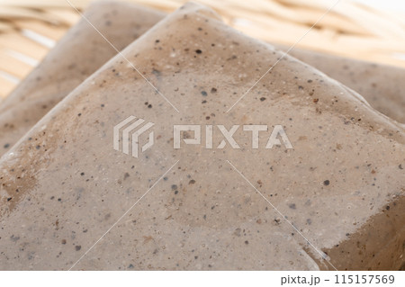 竹ざるの上のこんにゃくのクローズアップ 115157569