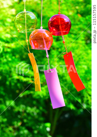 青紅葉に映える風鈴 115157595
