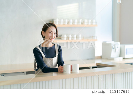 カフェで働く女性スタッフ 115157613