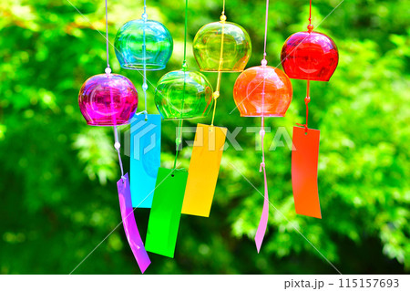 青紅葉に映える風鈴 115157693