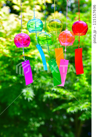 青紅葉に映える風鈴 115157696