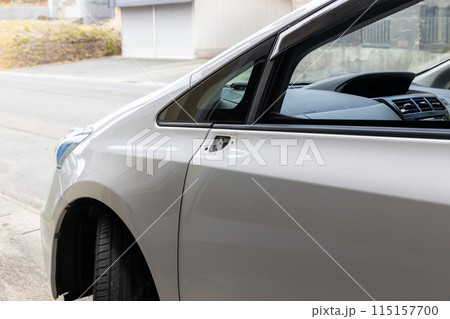 自動車のドアミラーを外した跡 115157700