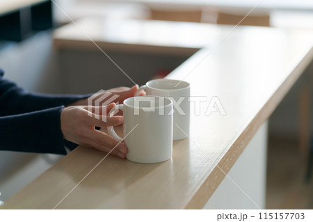 カフェで働く女性スタッフの手元 115157703