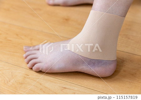 ねん挫した足首に貼った湿布 ねん挫した足首に貼った湿布 115157819