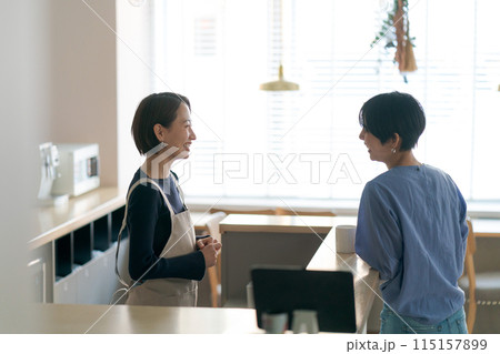 カフェで働く女性 115157899