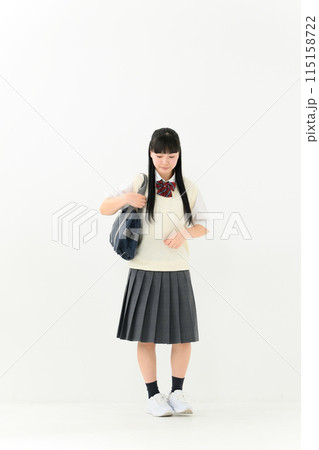 女子高生　制服　かばん　全身 115158722