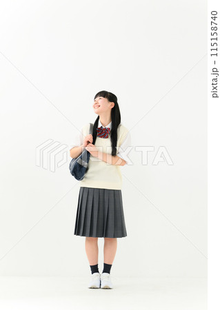 女子高生　制服　かばん　全身 115158740