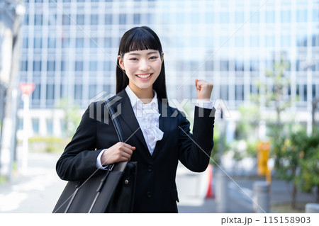 ガッツポーズをする若いビジネスウーマン ガッツポーズをする若いビジネスウーマン 115158903