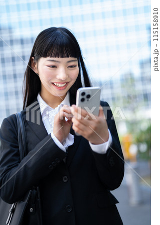 スマホを持つ若いビジネスウーマン スマホを持つ若いビジネスウーマン 115158910